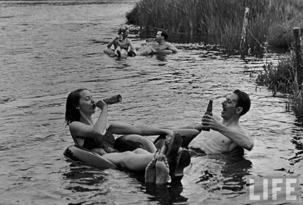 1940s-couple-drinking-beer1