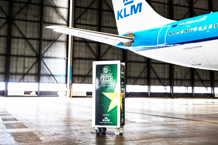 KLM y Heineken sirven cerveza de barril en pleno vuelo 