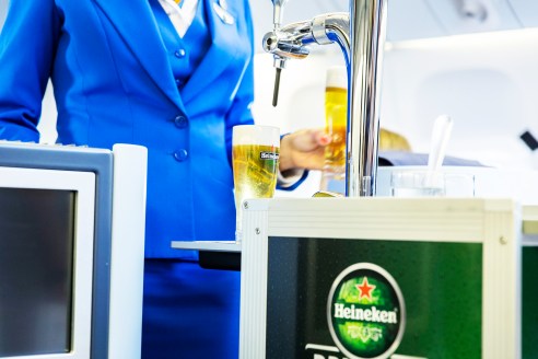 KLM y Heineken sirven cerveza de barril en pleno vuelo 