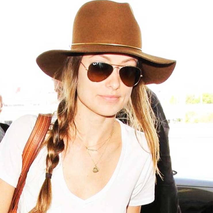 Olivia Wilde se hizo una trenza de lado y cubrió la parte de arriba con un sombrero. Sencillo y súper chic. 