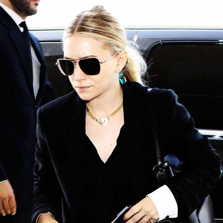 Una colita de cabello baja como una de las hermanas Olsen. 