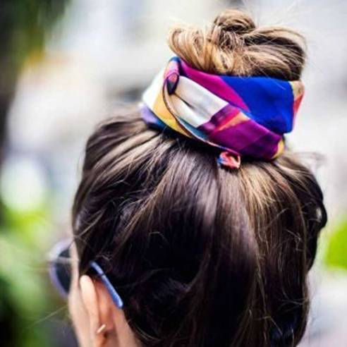 Un chongo alto pero con un twist: Una colorida mascada. 