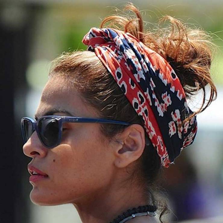 Hay miles de turbantes o mascadas que le darán un plus a tu look de aeropuerto. 